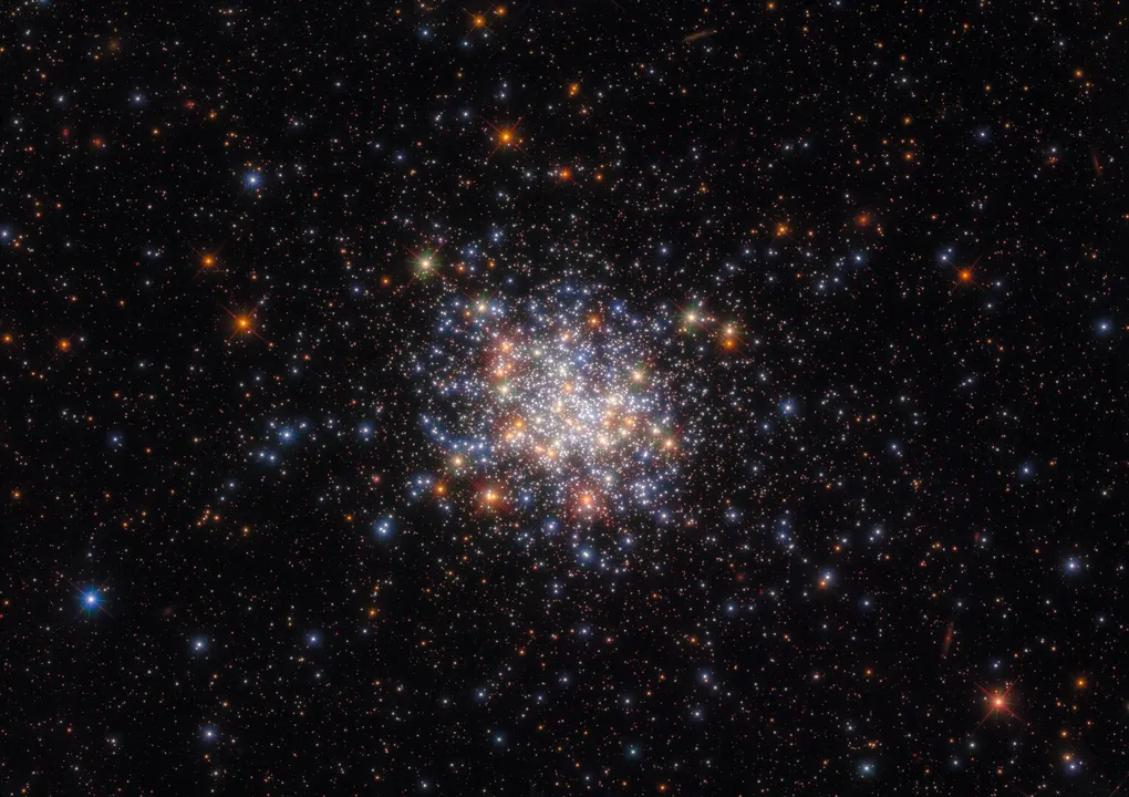 By ESA/Hubble & NASA, A. Milone, G. Gilmore; CC BY 4.0, CC BY 4.0, https://commons.wikimedia.org/w/index.php?curid=151658041